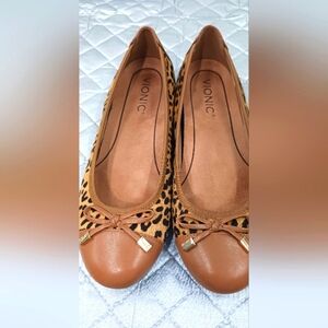 Vionic Women's Tan and Leopard Print Flats